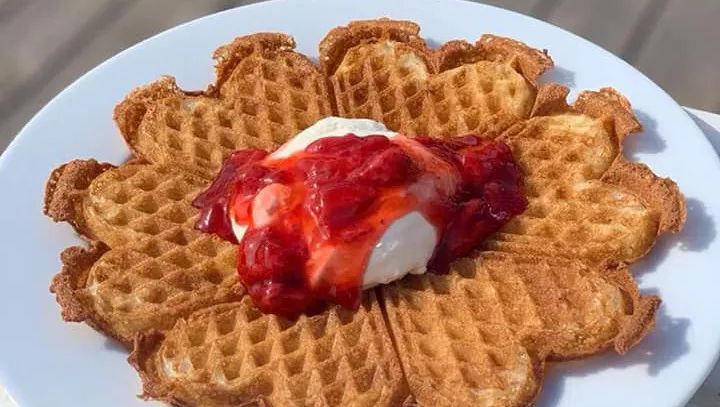 Våfflor med grädde och sylt från Riksdagsmannagården